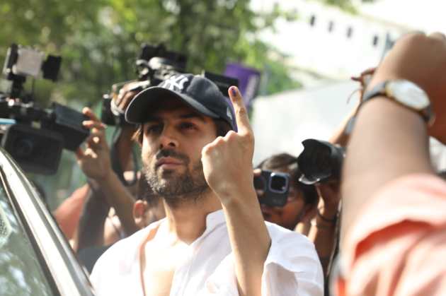 Kartik Aaryan- Mumbai voting