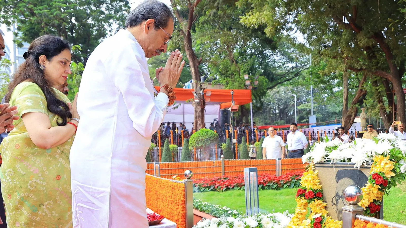 Uddhav, other leaders pay tributes to Bal Thackeray on his death anniversary