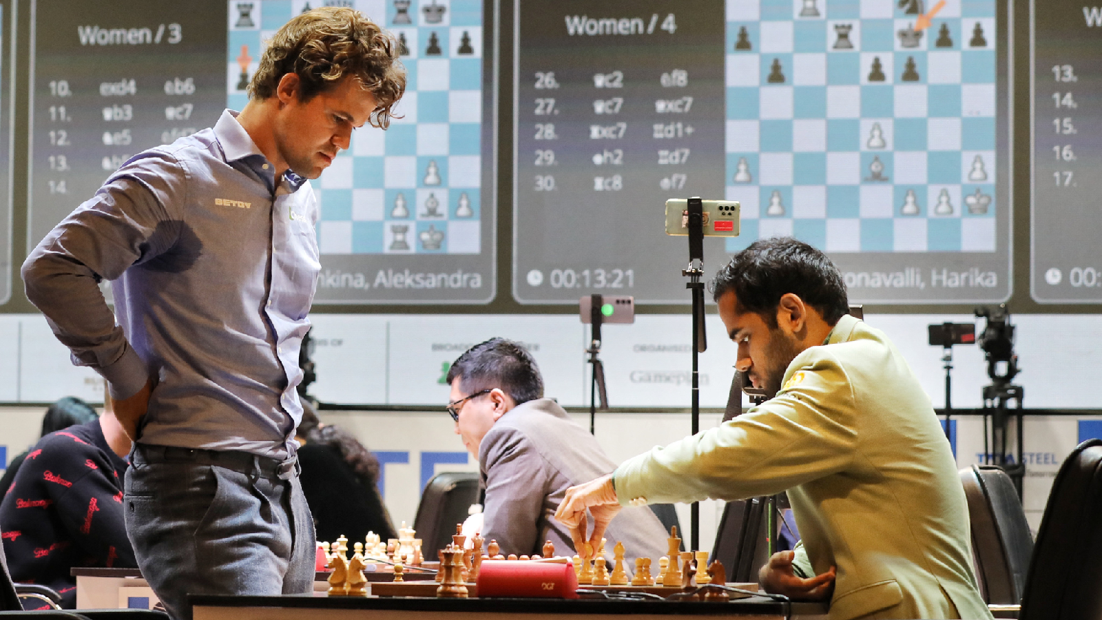 Magnus Carlsen faces Arjun Erigaisi at the Tata Steel India Rapid and Blitz chess tournament on Thursday at the Dhono Dhanyo Auditorium in Kolkata. (Express photo by Partha Paul)