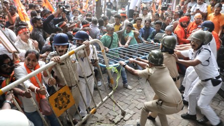 chinmoy krishna das arrested, bangladesh hindu monk, bangladesh hindu monk arrested, bangladesh, chinmoy krishna das, india bangladesh relations, bangladesh hindu minorities, atrocities on minorities, bangladesh violence, ISKCON, indian express