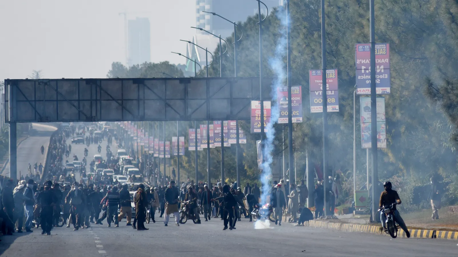 Hours after deadly clashes and repression, former Pakistani Prime Minister Imran Khan's party calls off protests in Islamabad | Pakistan News