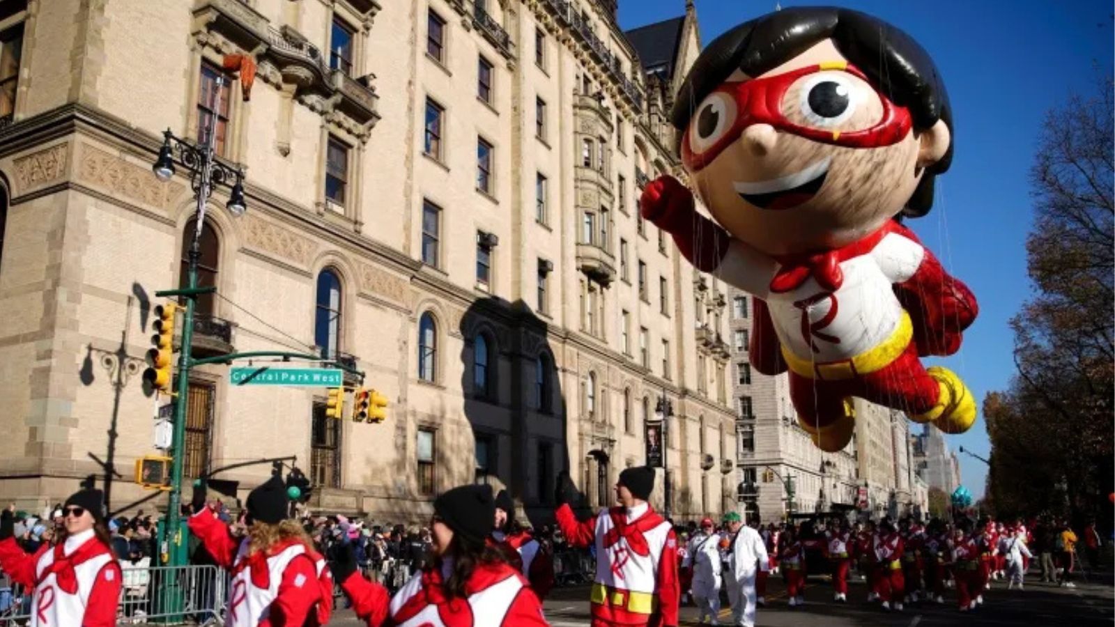 Who sponsors the annual thanksgiving day parade in new york city