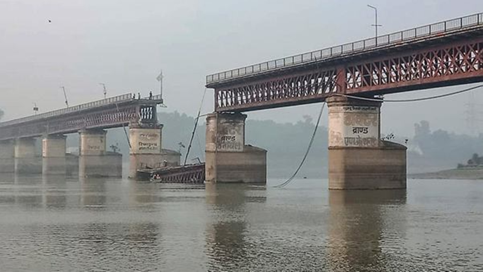 Portion of non-functional British-era bridge between Unnao and Kanpur collapses