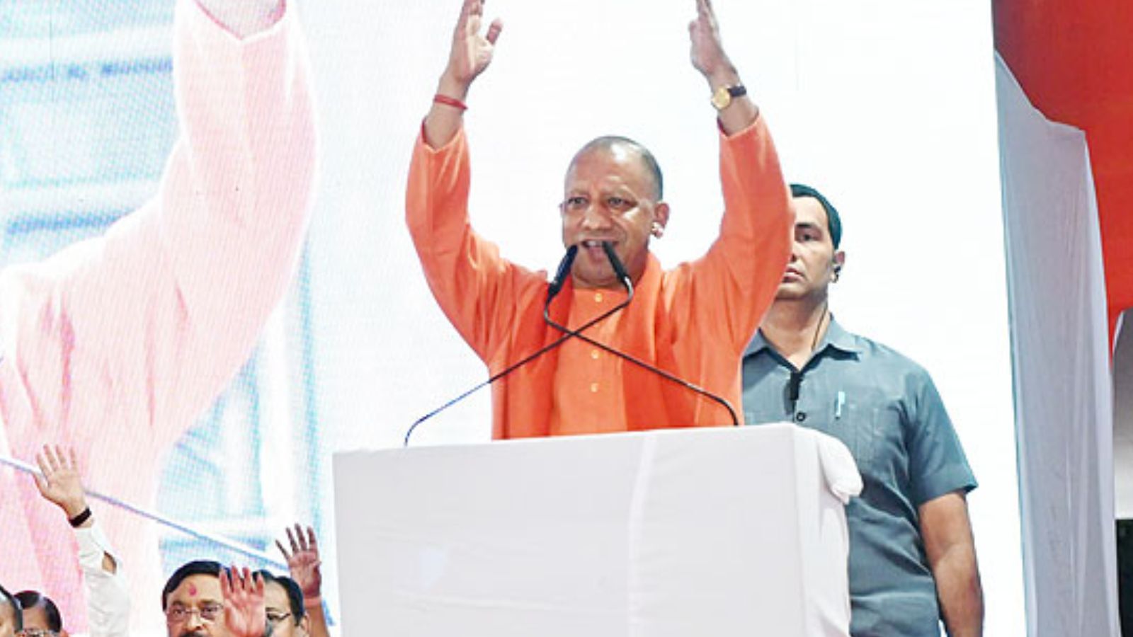 Yogi Adityanath Blasts Kharge, Accuses Nizam Razakars of Family Burning