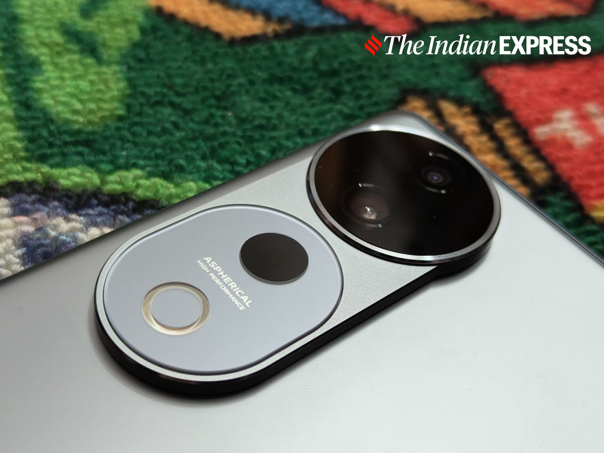 The Vivo T3 Ultra has a cylindrical camera island that looks exactly like the company's V40 series devices.