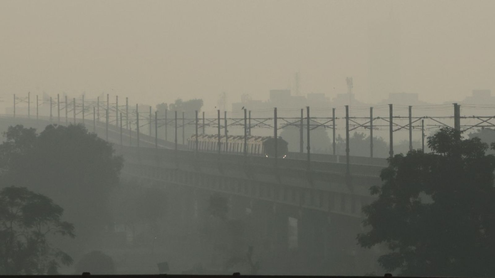 Delhi’s air quality remains ‘very poor’, AQI crosses 400 in some areas ...
