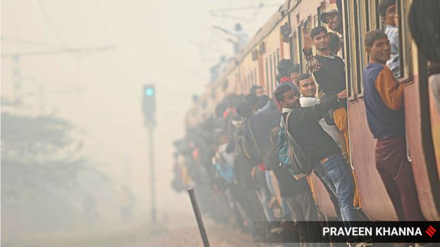 Passengers bent  extracurricular  of a bid     nether  dense  smog successful  New Delhi connected  Tuesday.