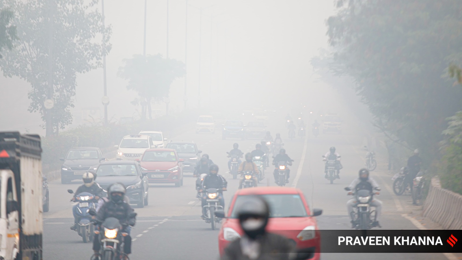 Delhi Air Pollution Live Updates: At 423, AQI continues to be in ‘severe’ category; smog conditions to prevail through the day