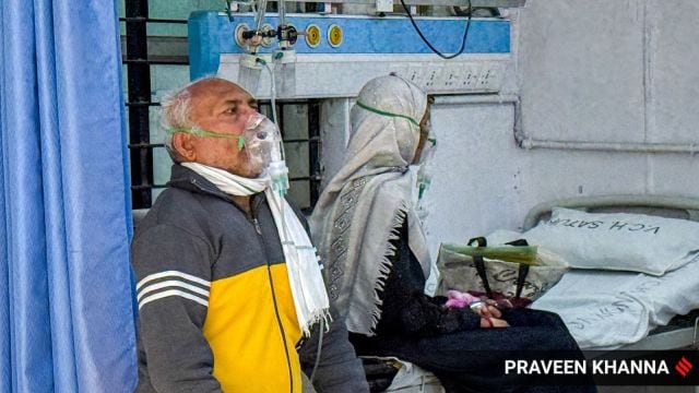 Patients taking Nebulizer enactment    successful  a Hospital arsenic  radical   facing breathing occupation   owed  to smog, successful  New Delhi connected  Tuesday.