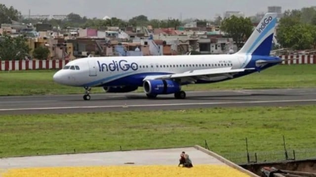 Passenger held aft  mid-air weaponry  scare forces exigency  landing of Nagpur-Kolkata formation  astatine  Raipur