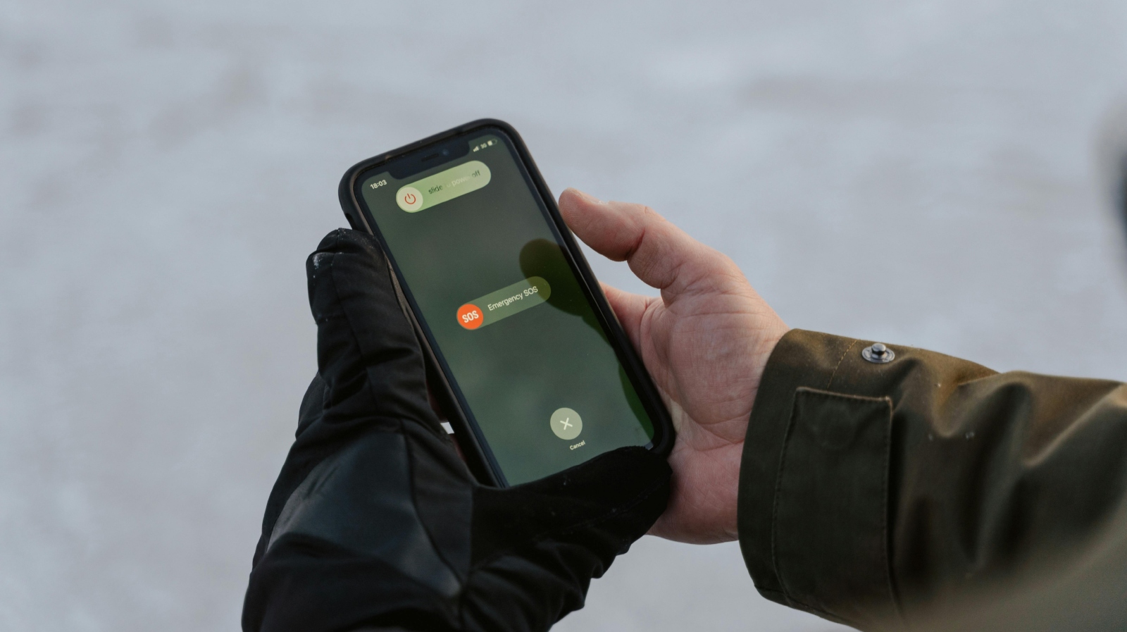Surrendering Phone Act of kindness in Delhi: Stranger returns lost phone to family, warms ...