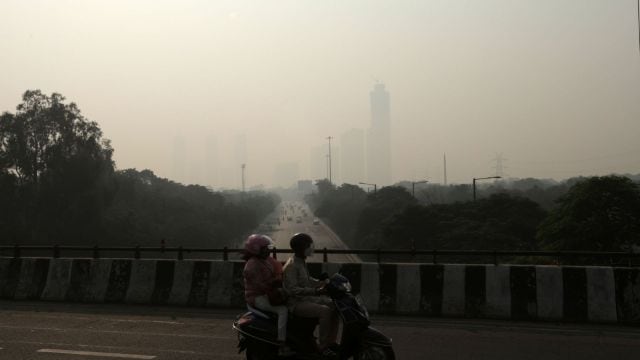 The AQI successful  Delhi was reported astatine  384 successful  the 'very poor' class  astatine  7 americium  Tuesday.