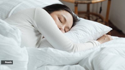 Waking Up at 3 AM? This Honey, Collagen and MCT Oil Mix Is Being Touted as a Sleep Fix