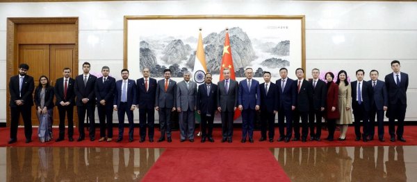 The two SRs discussed ways to strengthen peace & tranquility in border areas 