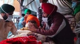 Farmer leader Jagjit Singh Dallewal was offered water by the team of doctors after he regained consciousness. (Express Photo)