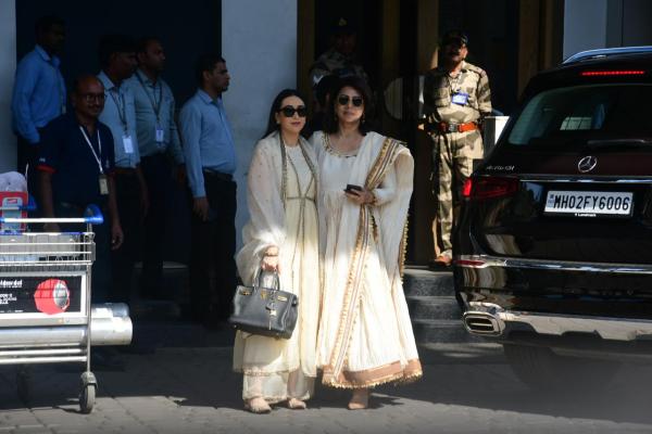Karisma Kapoor and Neetu Kapoor at Mumbai Private Airport
