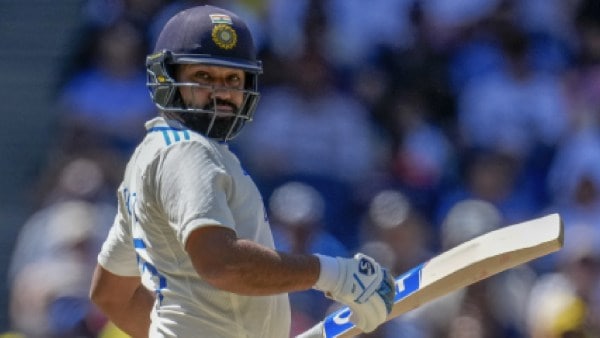 Kapitan Indii Rohit Sharma uderza podczas gry ostatniego dnia czwartego testu krykieta pomiędzy Australią a Indiami na stadionie Melbourne Cricket Ground w Melbourne w Australii. (AP)