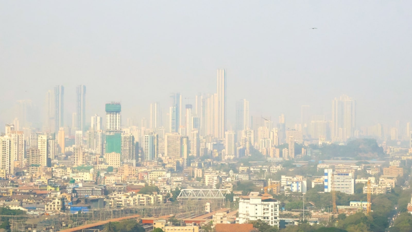 Thick smog envelopes Mumbai as AQI drops to 199 | Mumbai News - The ...