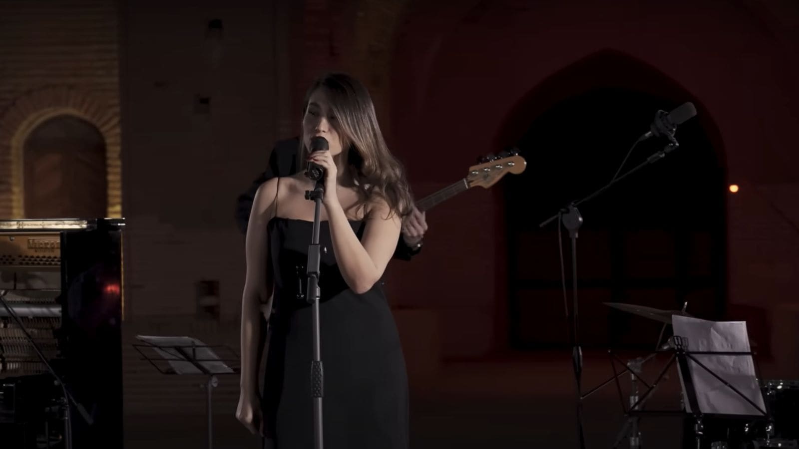 Iranian singer arrested no hijab