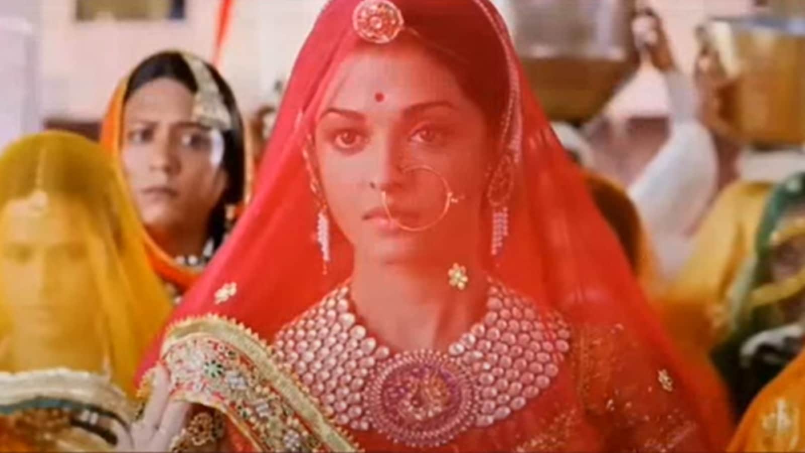 Had to ensure no fabric shines excessively: Neeta Lulla on Aishwarya Rais  iconic red lehenga from Jodhaa Akbar showcased at The Academy Museum |  Fashion News - The Indian Express