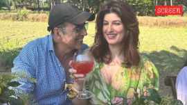 Akshay Kumar lauded Twinkle Khanna for wining an award.