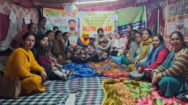 Johny Singla convenor of Computer Adhiyapak Sangrash Committee( in saffron turban) on fast unto death outside Sangrur deputy commissioner's office