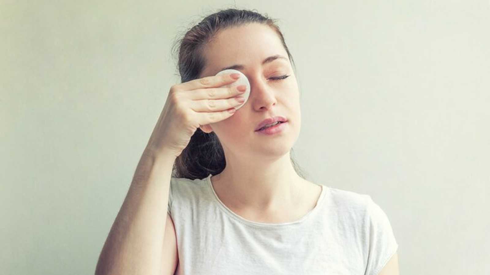 Dr Malliah emphasises that proper eyelid hygiene is key to preventing chalazia