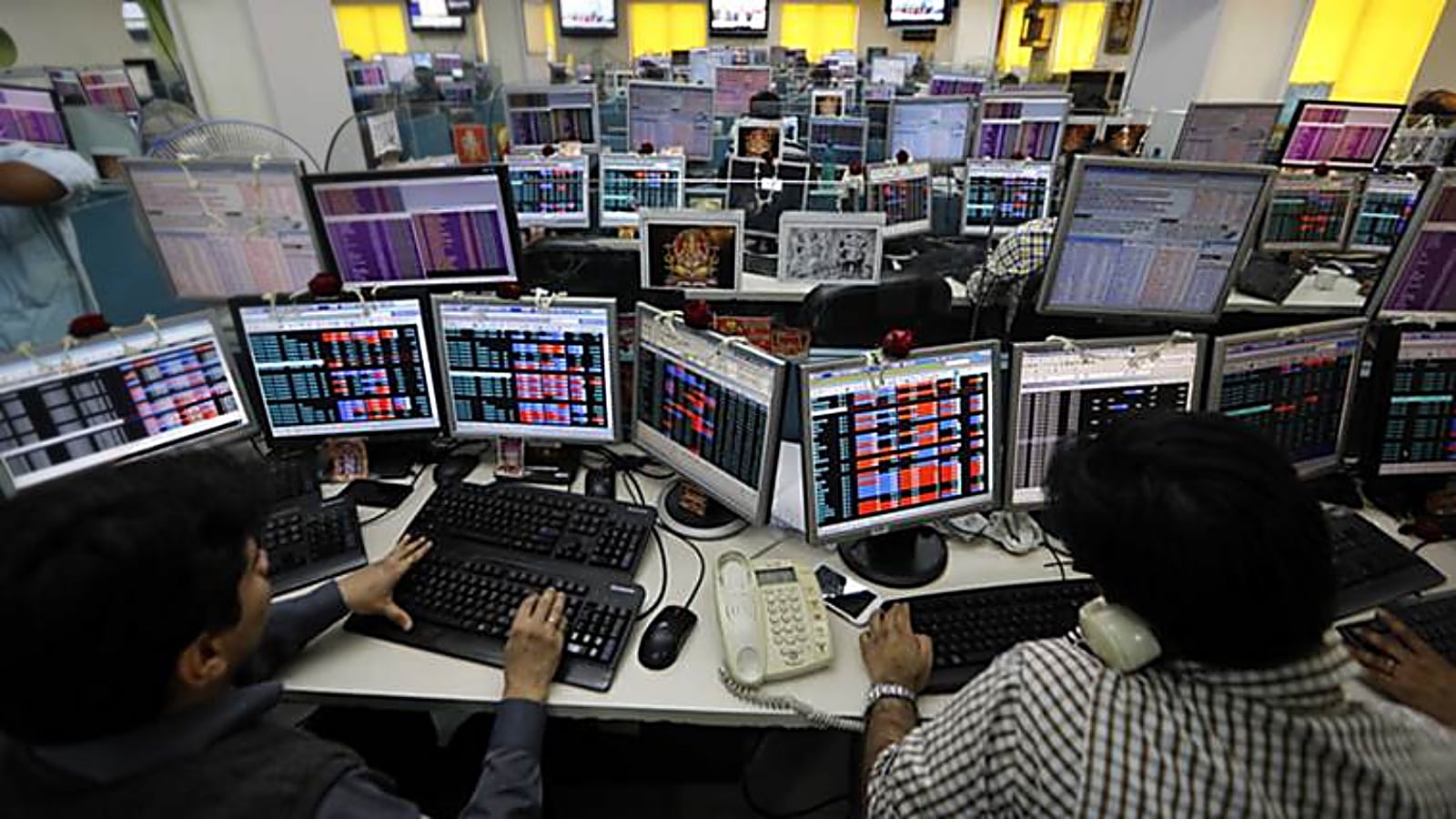 Markets decline in early trade amid foreign fund outflows; all eyes on US Fed interest rate decision