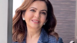 Paired with diamond-stud earrings, a heart-shaped pendant necklace, and nude stilettos, her Goyard bag seamlessly elevated her power dressing to iconic levels.