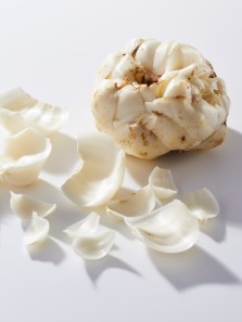 Garlic peels: To eat or not to eat? Here’s what experts recommend