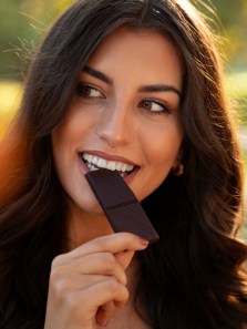 Health benefits and risks of eating dark chocolate daily