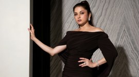 Bhagyashree performs wall sits