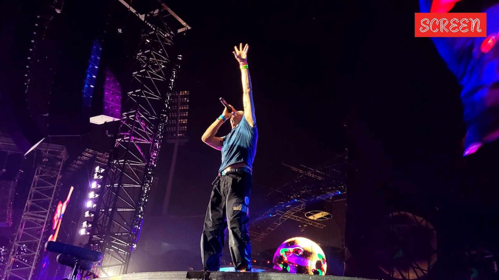 Coldplay Mumbai concert Chris Martin chants ‘Jai Shri Ram’, gives a