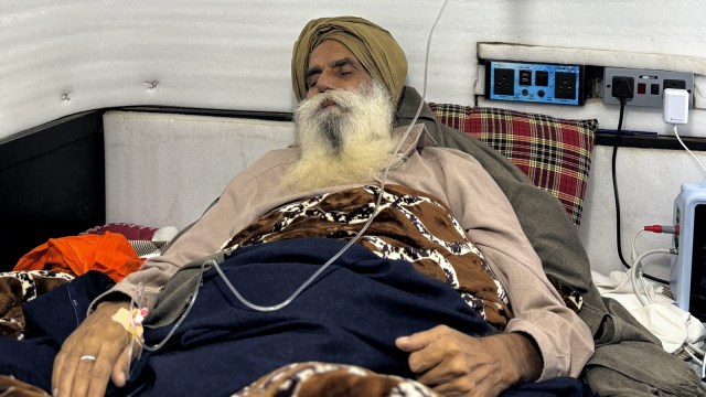 After Centre’s invite, 121 farmers end fast, sit-in plan deferred