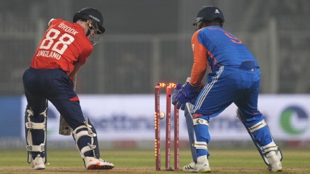 England's Harry Brook, left, is bowled retired  by India's Varun Chakravarthy during the archetypal  T20 cricket lucifer  betwixt  India and England astatine  Eden Gardens successful  Kolkata, India, Wednesday, Jan. 22, 2025. (AP Photo)