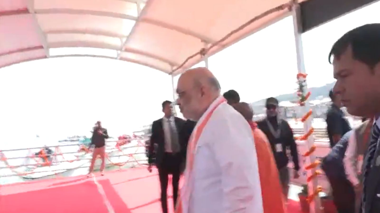 Amit Shah visits Prayagraj to participate in Maha Kumbh, take holy dip at Sangam | Lucknow News Amit Shah visits Prayagraj to participate in Maha Kumbh, take holy dip at Sangam | Lucknow News