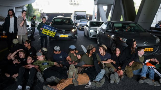 Israelis who are against the ceasefire deal between Israel and Hamas protest and block a road in Jerusalem. (Photo: AP)
