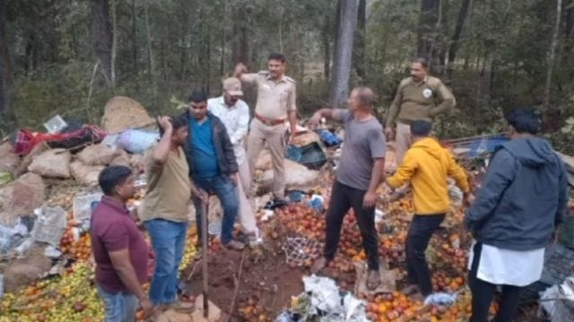 The accident took place near the Gullapur village under the Yellapur taluk, which is part of National Highway 63, when the victims were on their way to the Kumta market from Savanur to sell vegetables.