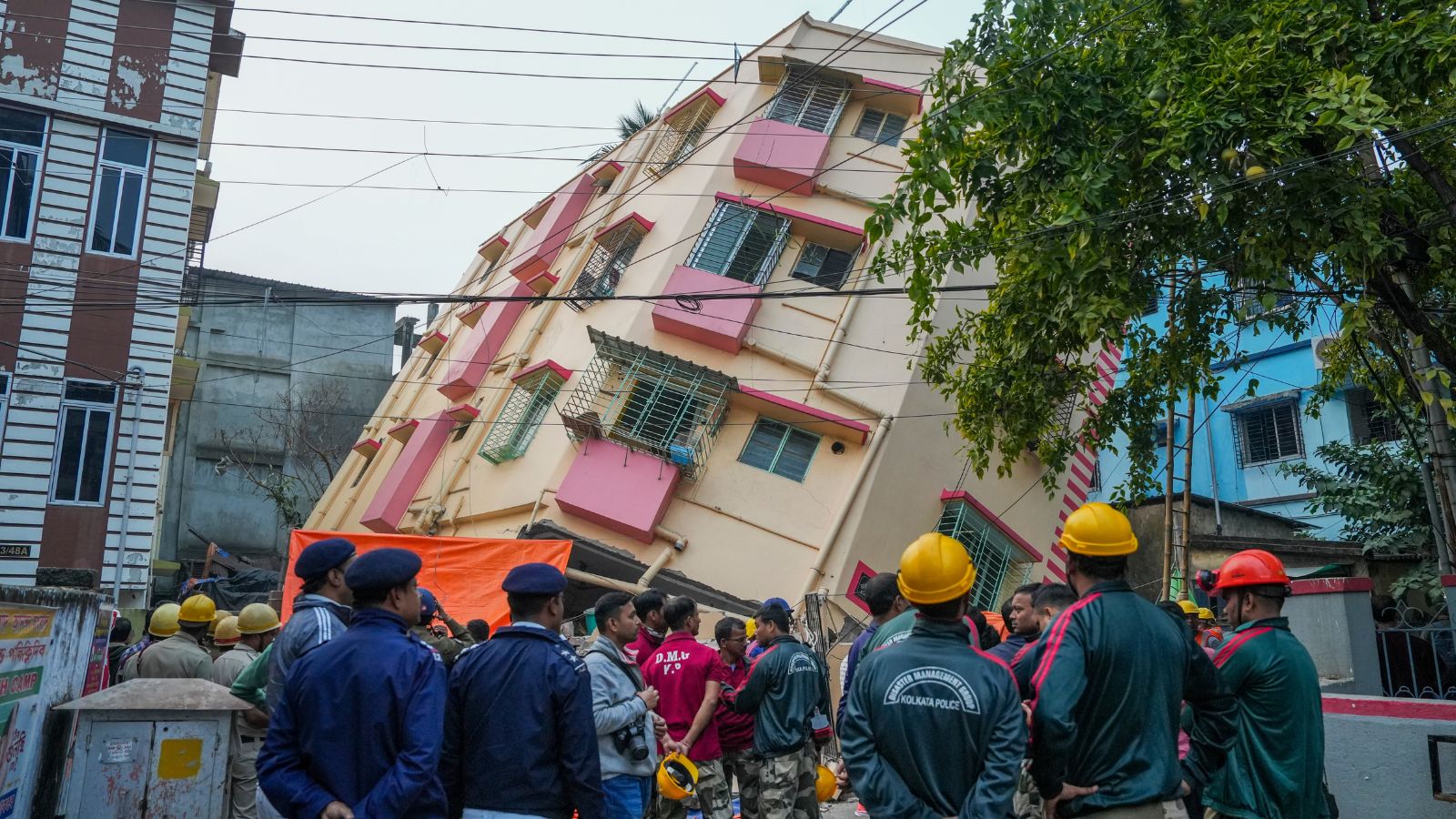 Apartment building collapses in south Kolkata, no one injured | Kolkata ...