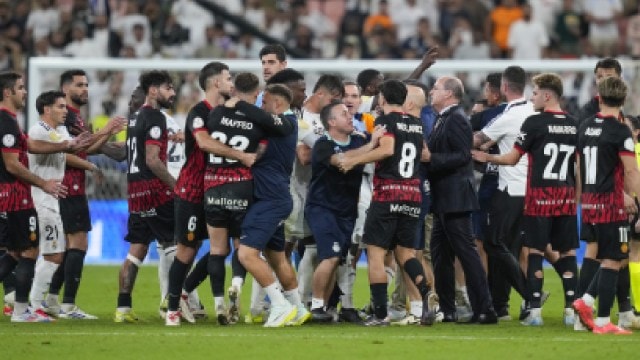 Players scuffle at the end of the Spanish Super Cup semifinal soccer match between Real Madrid and Mallorca at the King Abdullah Stadium in Jeddah, Saudi Arabia, Thursday, Jan. 9, 2025. (AP Photo)