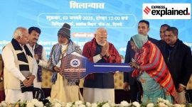 Prime Minister Narendra Modi handing over key to flat owners after the Inauguration of 1675 new flats at Ashok Vihar under Slum Rehabilitation Scheme.