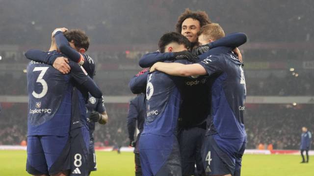 Joshua Zirkzee scored the winning penalty for 10-man Manchester United against Arsenal. (AP)