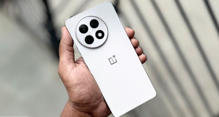 This mid-ranger is powered by the Snapdragon 8 Gen 3 chipset.
