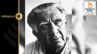 Romesh Thapar was born in 1922 in Lahore and was the son of Lieutenant-General Daya Ram Thapar, who served as the Director-General of the British Indian Armed Forces Medical Services.