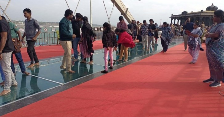 The number of tourists is likely to increase, particularly during the vacation season, forcing local authorities to upgrade transit infrastructure. (Source: kanniyakumari.nic.i)
