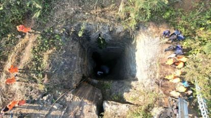 I felt a body with my right hand': In depths of darkness, divers have  little luck rescuing men trapped in Assam rat hole mine | India News 