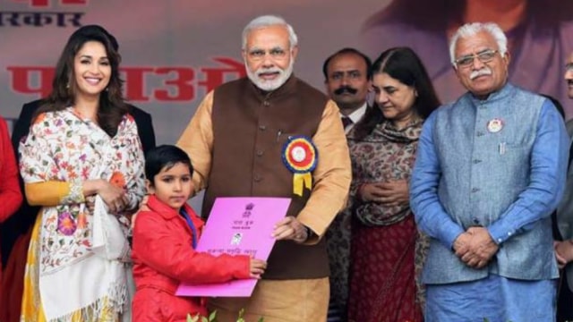 PM Narendra Modi connected  the motorboat  of Beti Bachao Beti Padhao run  successful  2015. (express record  photo)