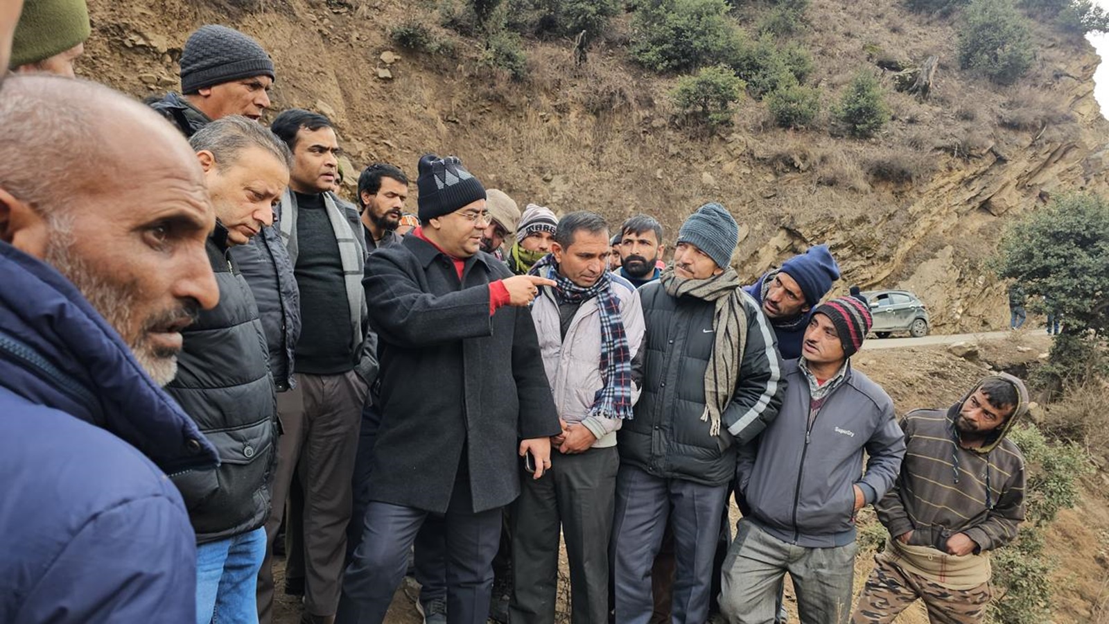 4 killed, 2 missing after vehicle falls into river in J-K’s Kishtwar | India News 4 killed, 2 missing after vehicle falls into river in J-K’s Kishtwar | India News