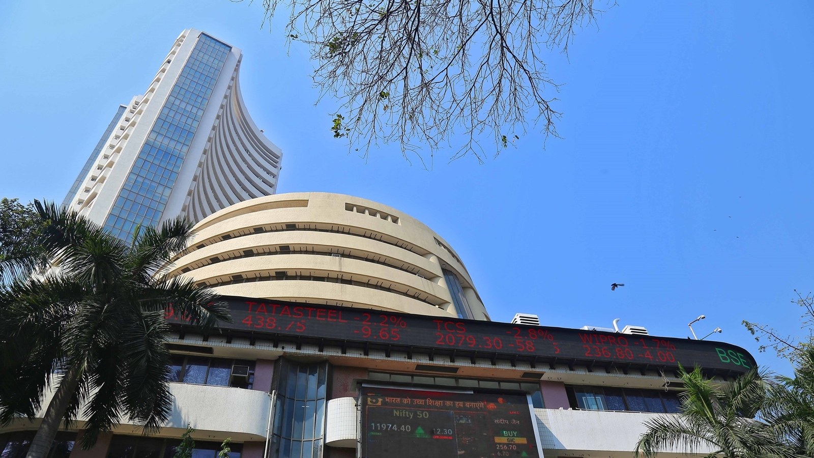 Stock Market Today: Sensex tanks 824 points, Nifty ends 1.14% down