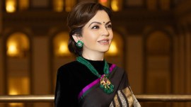 Nita Ambani dazzled at Donald Trump’s pre-inauguration reception in Washington DC, showcasing Indian artistry through a Kanchipuram sari by National Award-winning artisan B. Krishnamoorthy and heritage jewellery. (Source: Swadesh/Instagram)